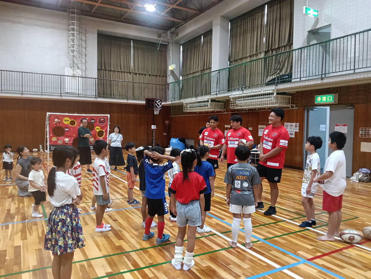 にしよどラグビーフェスティバルで選手の話を聞く子どもたち