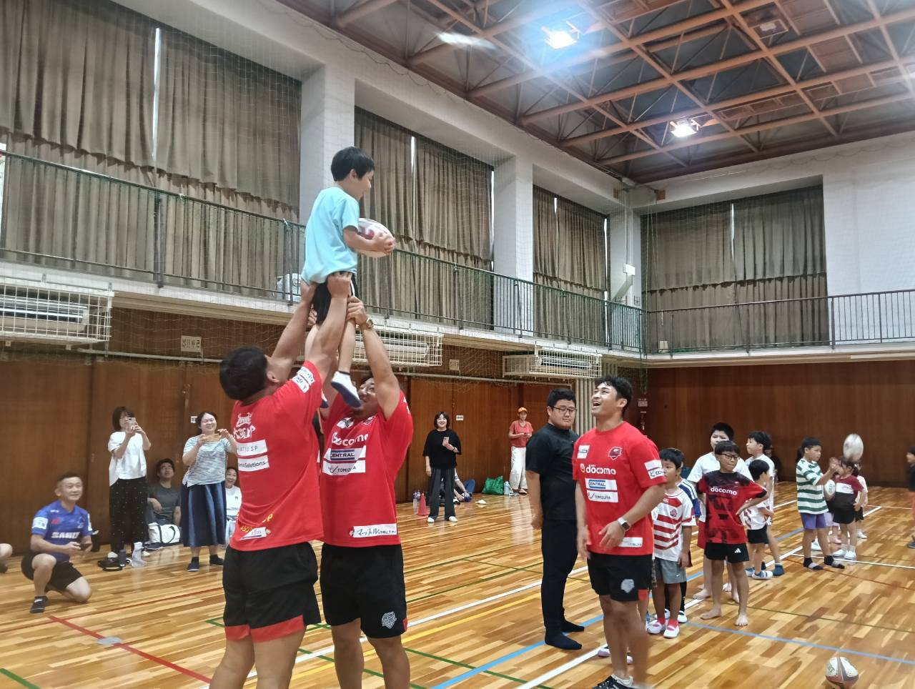 にしよどラグビーフェスティバルで選手と交流する子どもたち