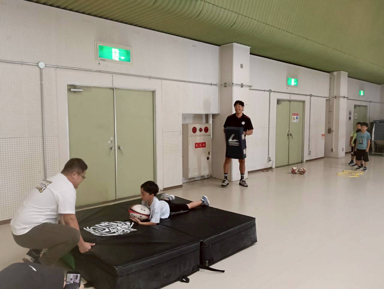 よどがわラグビーフェスタでラグビー体験をする子ども